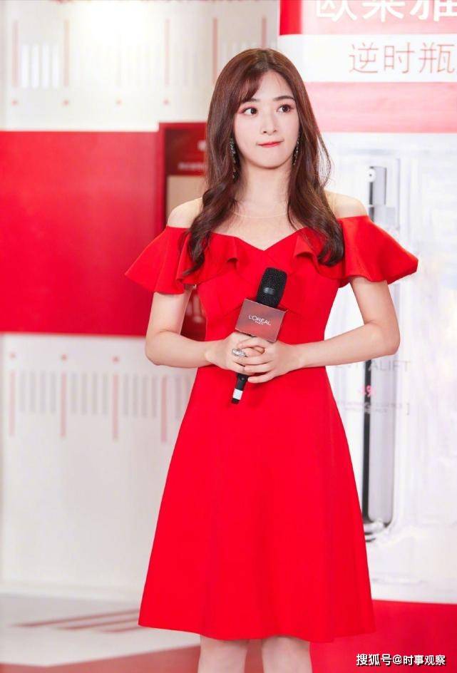 花边|张含韵气质开挂，一袭红色花边领连衣裙甜美可爱，长卷发时尚减龄