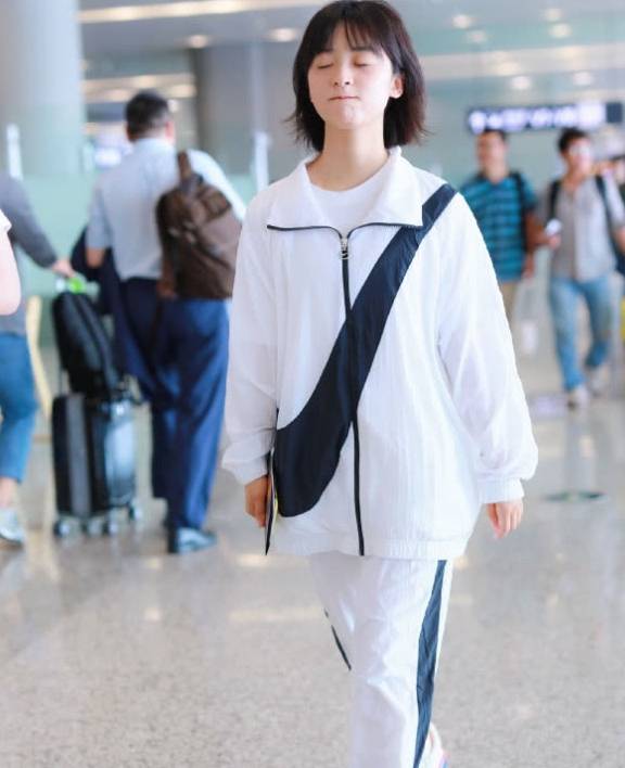 老爷爷|恭喜沈月又穿对了一次，打扮成打太极的老爷爷，却美回颜值巅峰！