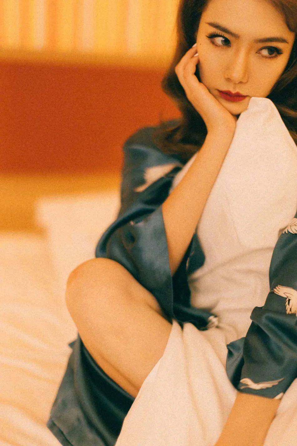 戚薇,1984年10月26日出生在四川成都,她有四分之一韩国血统.