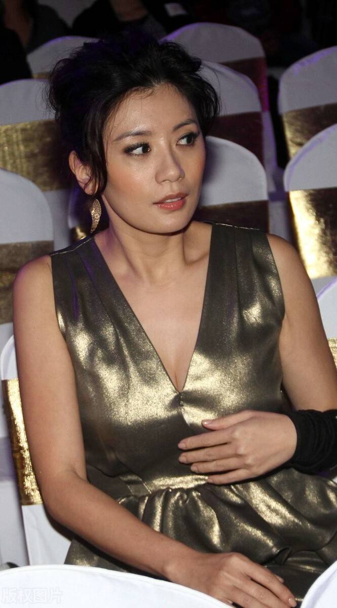 卷发|贾静雯气质真不错，穿金色亮面裙配慵懒卷发，知性优雅更显时髦