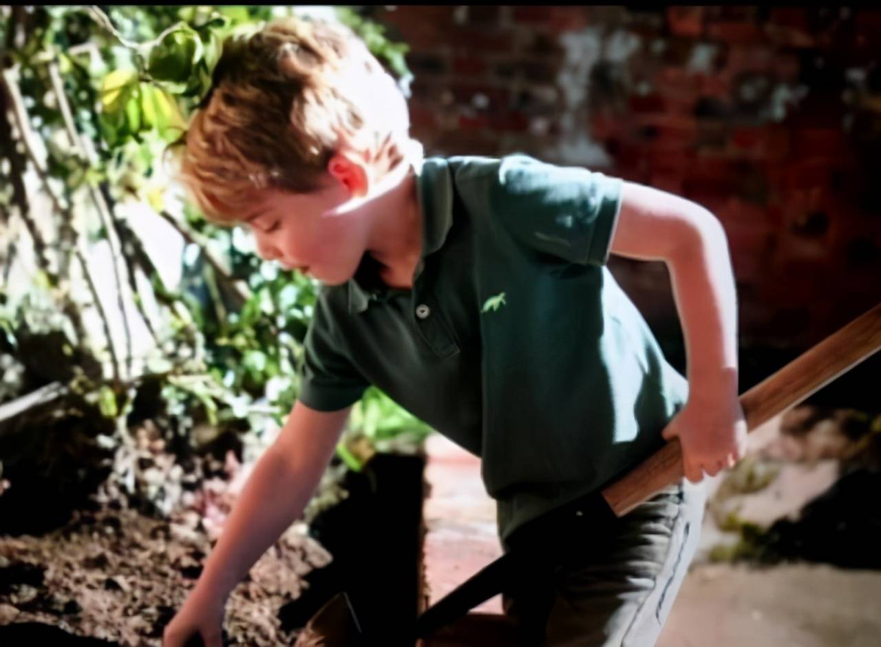 大衣|凯特王妃穿新衣亮相！穿2千块格纹大衣像路人，只能靠三娃赢梅根