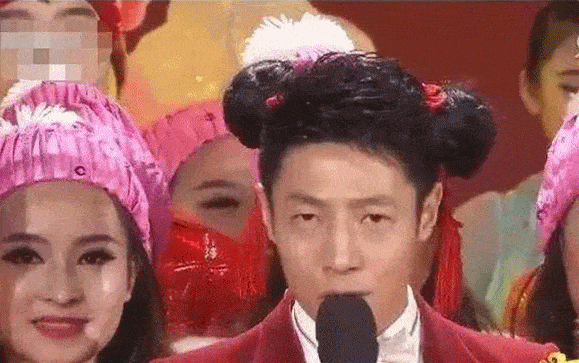 (不是我丸子头,麻花辫,蝴蝶结的错啊呜呜)诶,头上怎么多了点东西,看