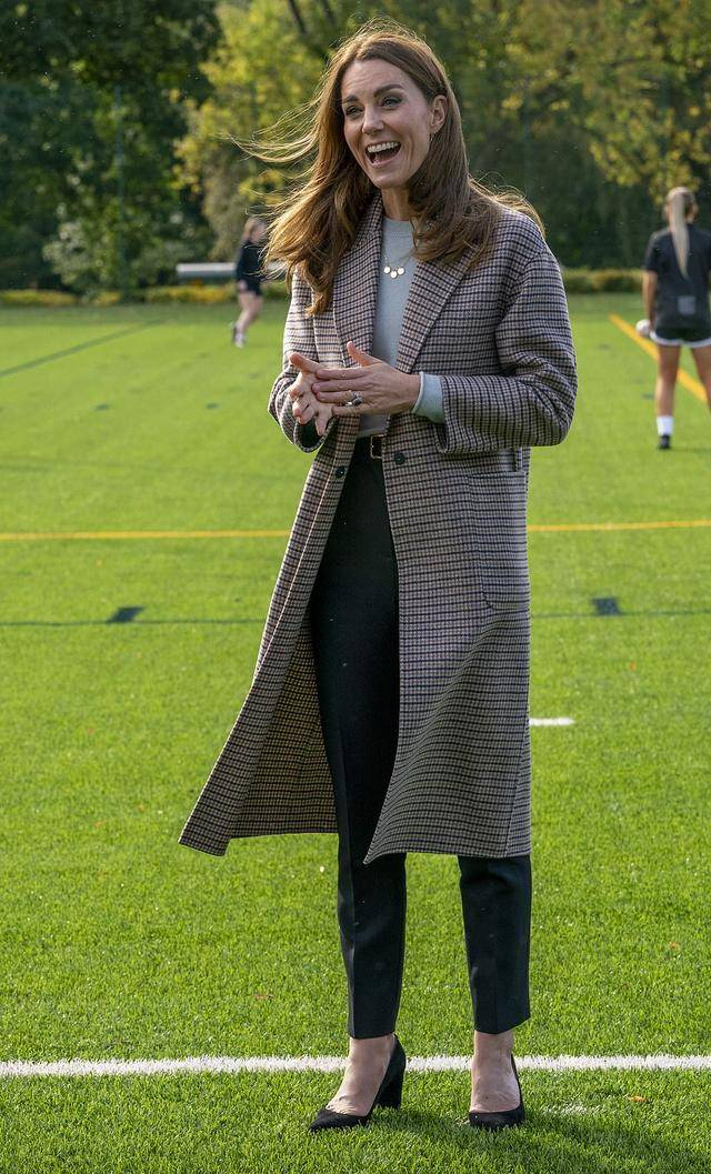 大衣|凯特王妃穿新衣亮相！穿2千块格纹大衣像路人，只能靠三娃赢梅根