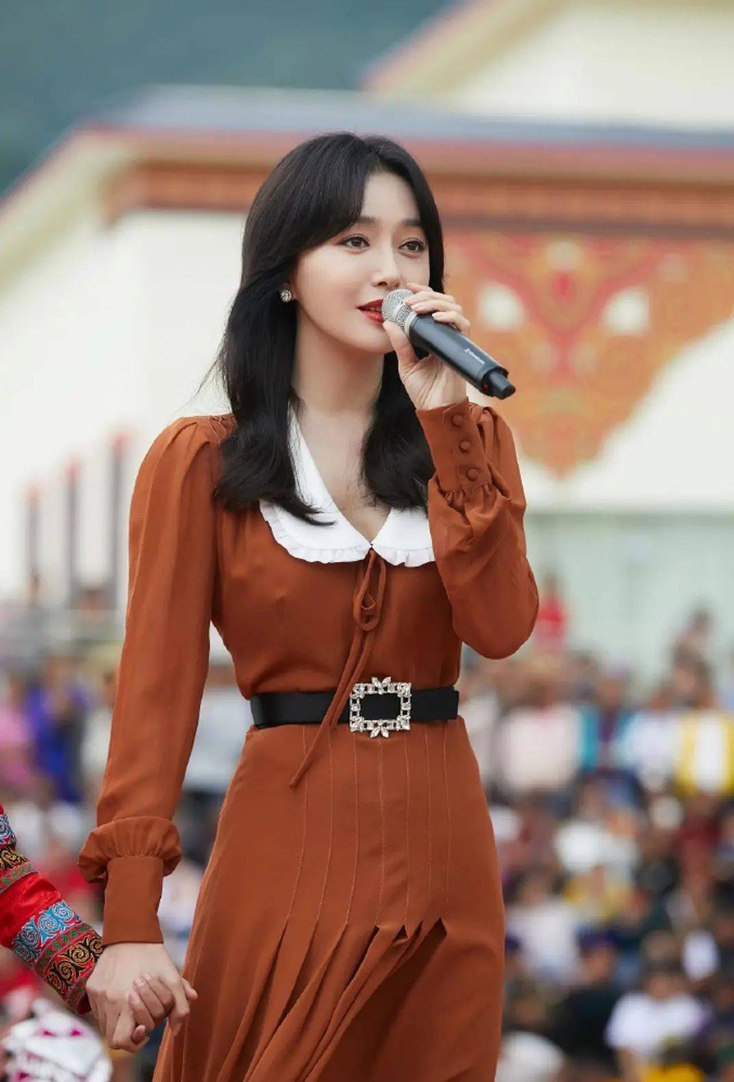 深情|秦岚美如少女看不出41岁！深情唱歌雪肤娇嫩优雅迷人