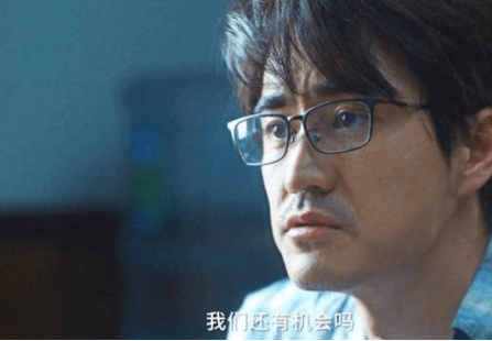 原创杨玏机场遇粉丝送鱼，暗指陈屿是渣男？两字评价得到大家好感