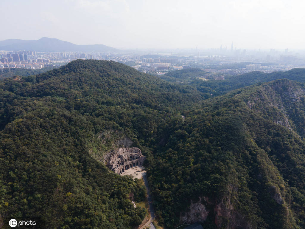 南京幕府山网红摩崖石刻景点 曾是废弃矿坑