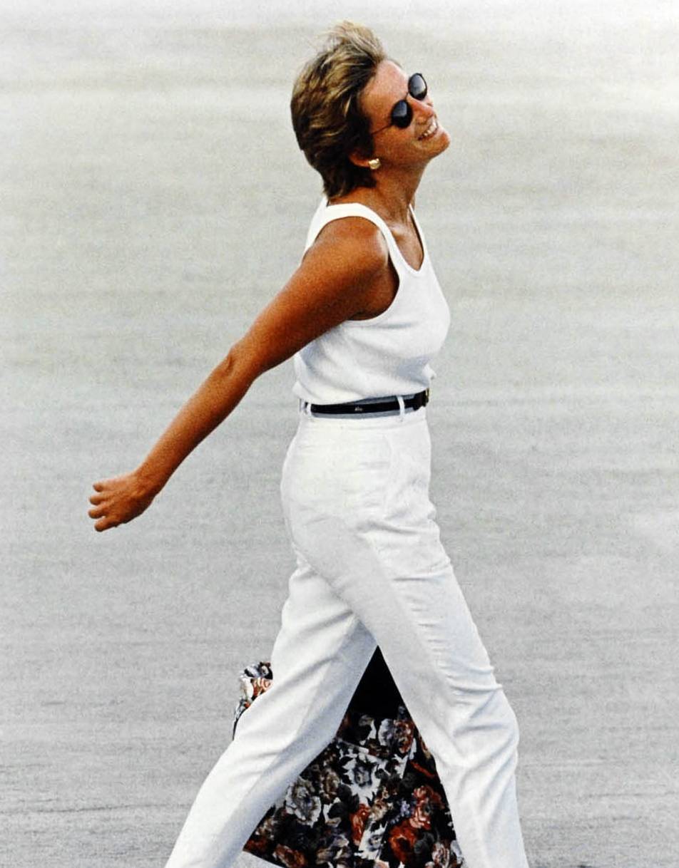 经典|戴安娜穿搭已成经典！离世22年依然时髦气质，名副其实的时尚偶像