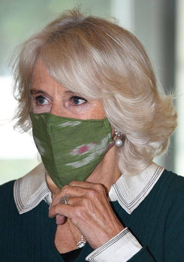 卡米拉|卡米拉真风光！一身翡翠绿抢了儿媳凯特风头，拎香奈儿包有王后范