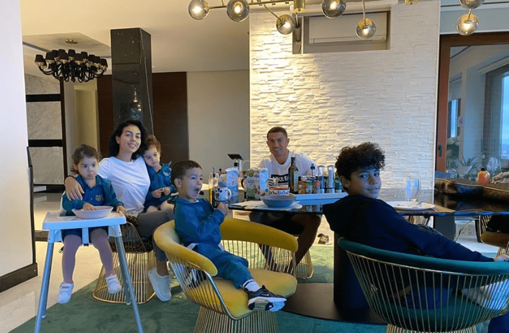 罗是|C罗是有福之人！乔治娜盛装出席时装秀，场外早已成为女强人