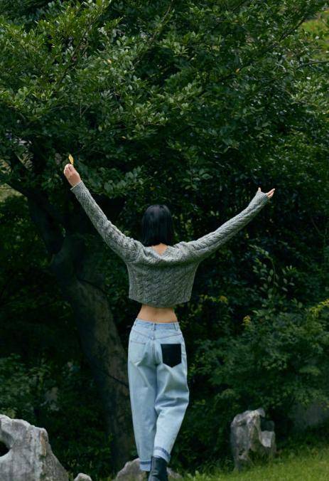 baby|刘雯“巴掌腰”比杨幂baby还细，人鱼造型秀锁骨，好身材惹关注