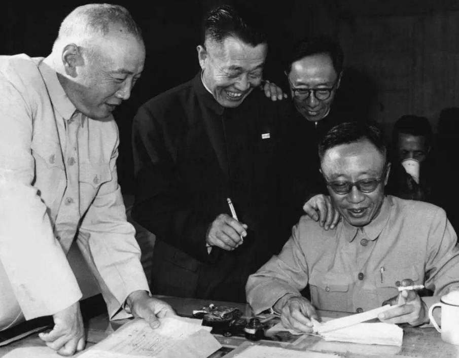 工作|1966年后，溥仪扫厕所时犯了错，他下跪道歉