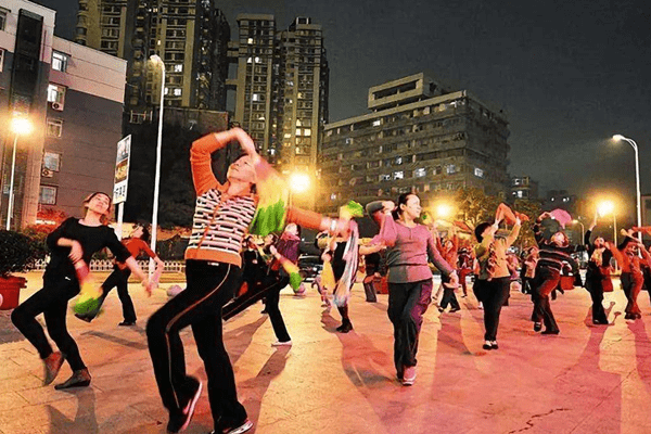 大悲咒对轰广场舞，广场舞大妈竟报警称对方扰民！