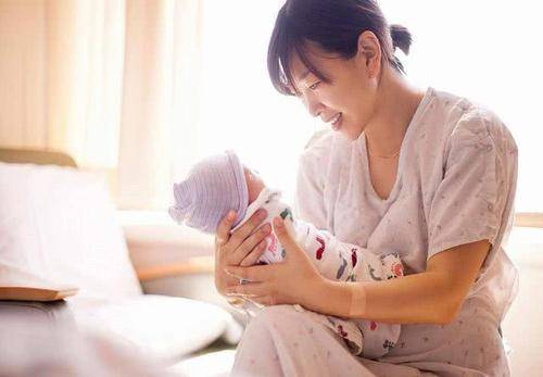 先抱|这4人要主动远离新生儿谁先抱像谁？宝宝出生后抱的人有讲究