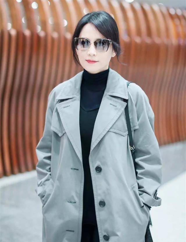 气质|俞飞鸿真是中年女性的典范，风衣配针织衫穿出高级感，哪像70后