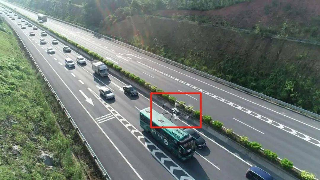 道路交通事故的发生,茂名警方利用无人机在高速服务区以及高速拥堵