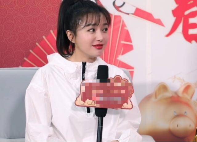 防走光|秦岚太保守？过马路猛拽裙子防走光，41岁却被誉为“鲜肉收割机”