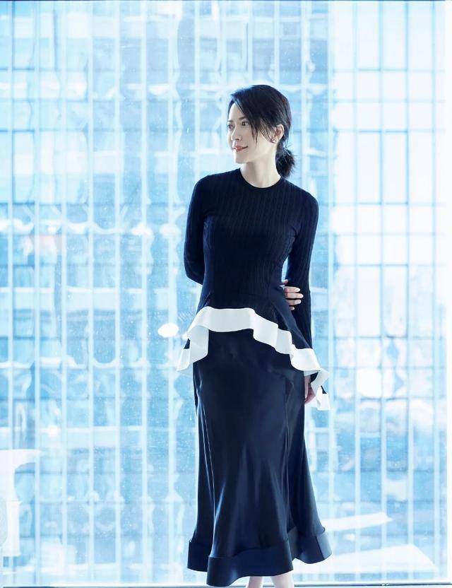 气质|俞飞鸿真是中年女性的典范，风衣配针织衫穿出高级感，哪像70后