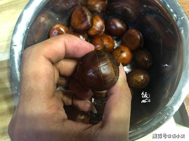 板栗怎么煮好剥壳又好吃 cf5b0314f5264657b9678763f6c2e760.jpeg