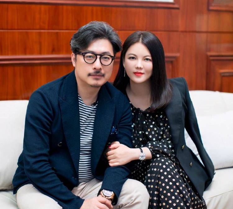 李湘带女儿逛奢侈品店，出手阔绰排场大，母女