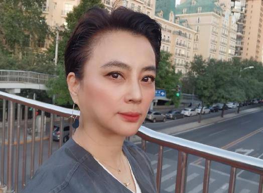 她是"最美玉兔精",57岁沦落婚礼献唱,舞台简陋零互动场面尴尬