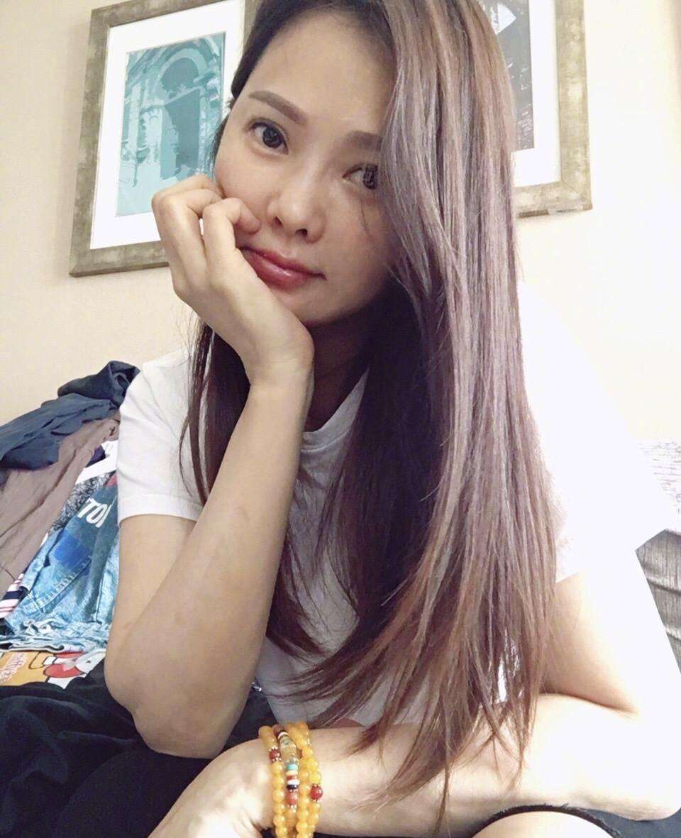 周涛|52岁周涛带少女感，46岁董卿似大学生，岁月对央视女主持格外留情