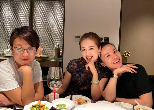 靳东老婆与妹妹合影,素颜笑出一脸褶