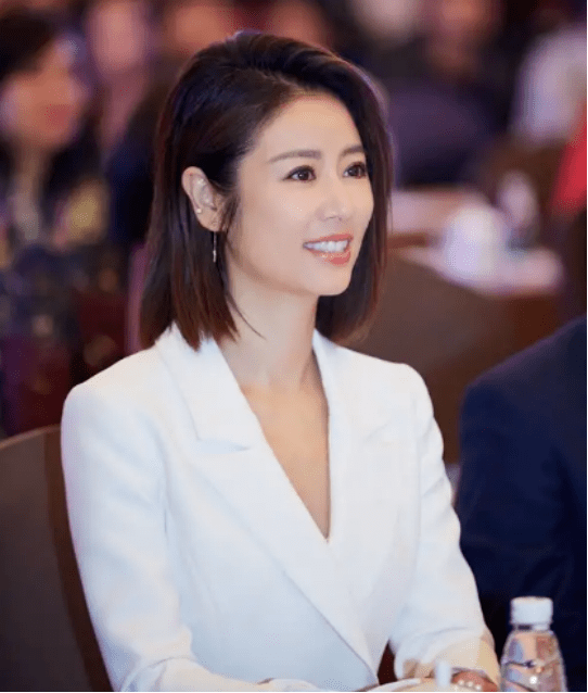 林心如新戏路透图,身材高挑但面部下垂无少女感