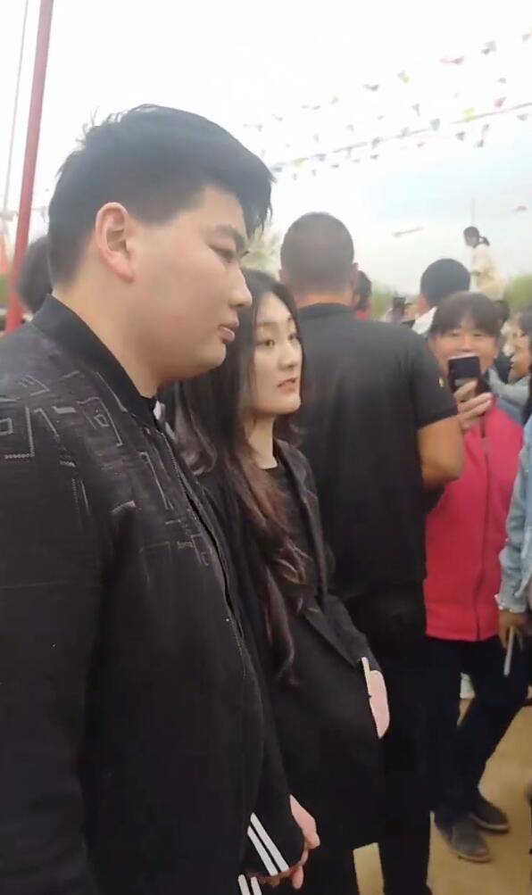 大衣哥儿子儿媳超甜蜜，小伟主动帮媳妇提包，