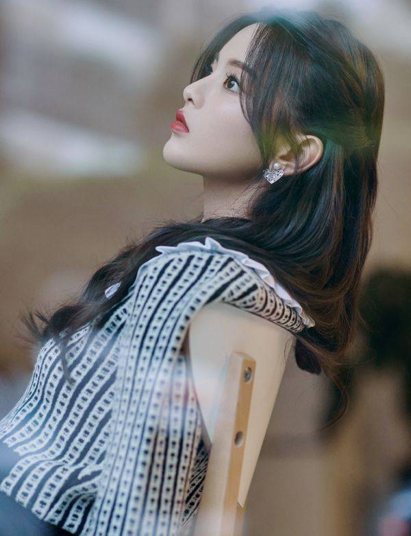 超越|怪不得杨超越那么痴迷“牛奶袜”，看她秀出的腿，哥哥弟弟都爱了