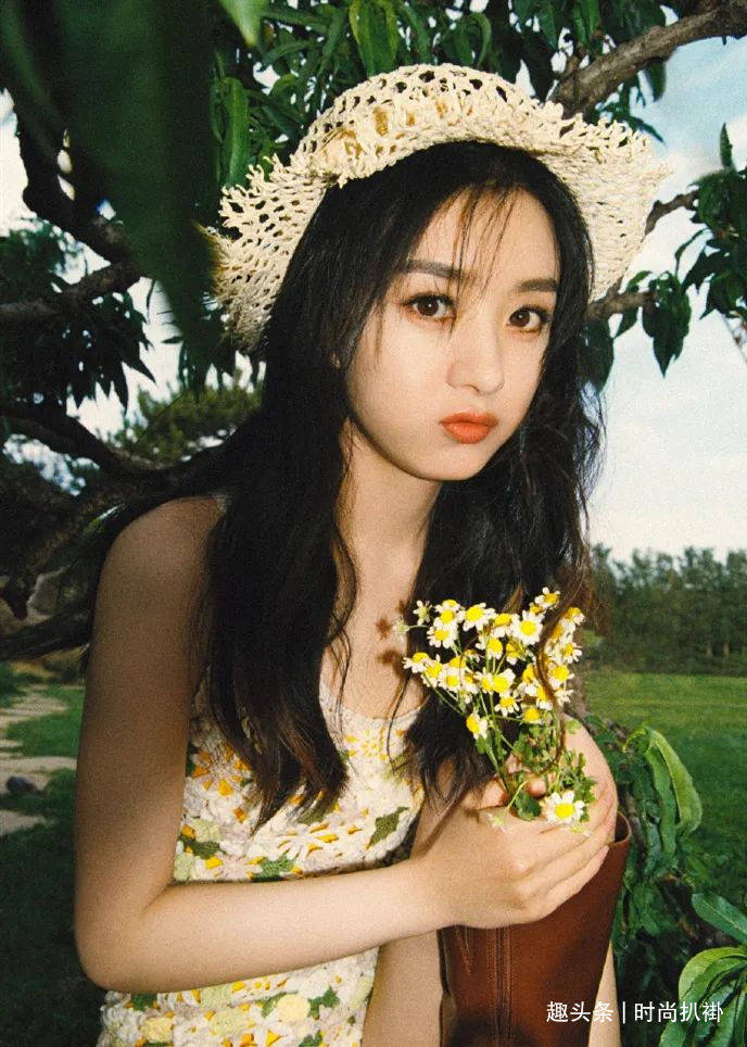 花朵|赵丽颖现在美到让人无法忽视,老土俗气的花朵裙,她穿都高级了