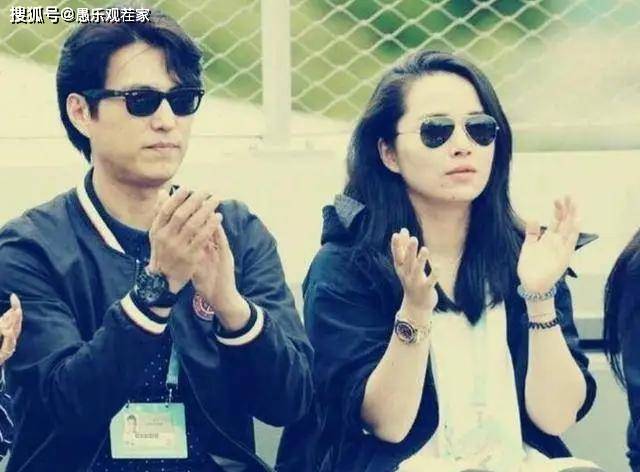 靳东老婆晒庆生照，俩儿子皆是大长腿，一家四