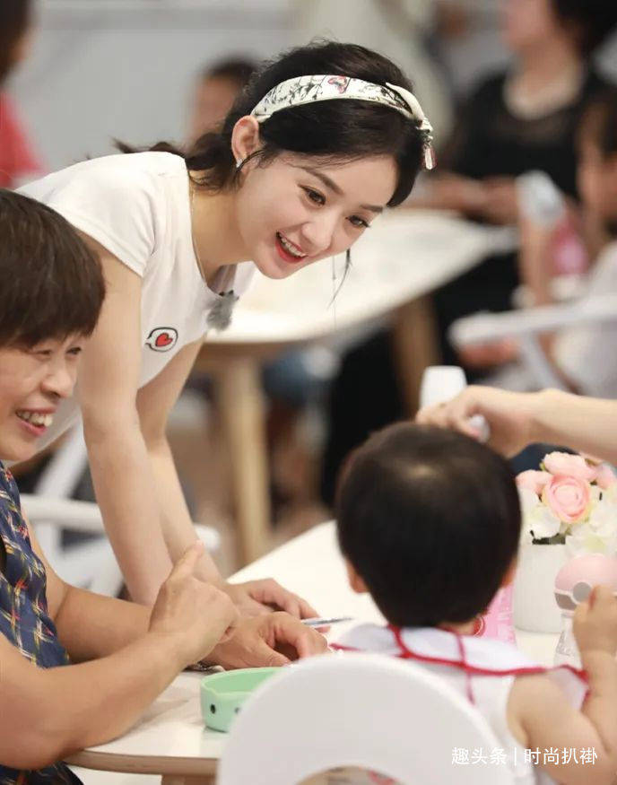 花朵|赵丽颖现在美到让人无法忽视,老土俗气的花朵裙,她穿都高级了