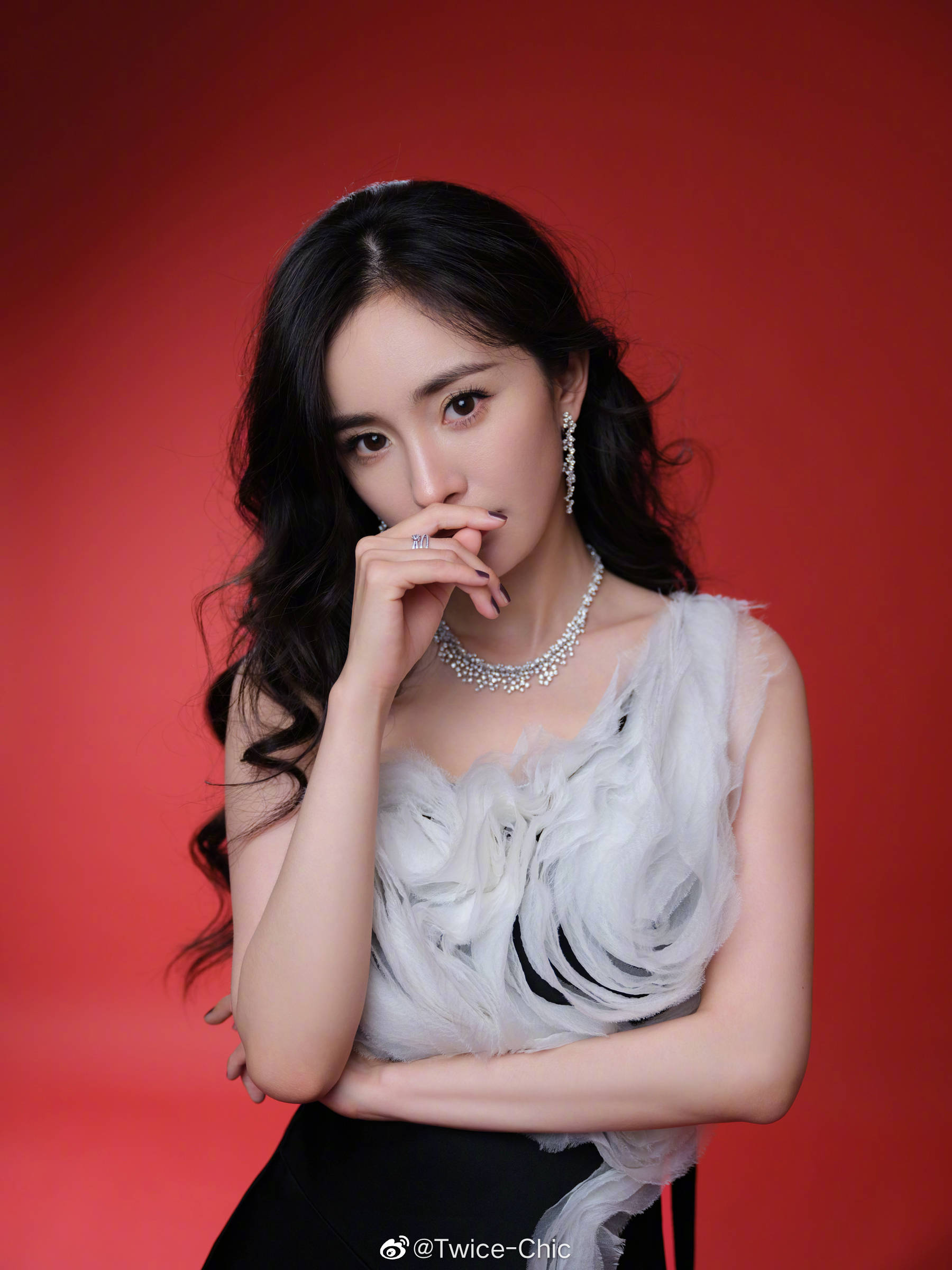 杨幂黑白玫瑰裙,大波浪卷发更添温婉知性.