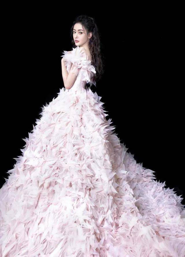 当红|张天爱穿深V领大秀魔鬼身材!当红美女雪肤娇嫩性感迷人