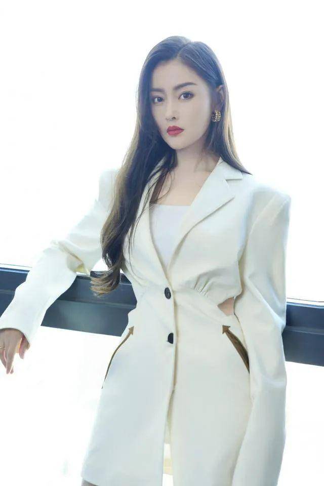 当红|张天爱穿深V领大秀魔鬼身材!当红美女雪肤娇嫩性感迷人