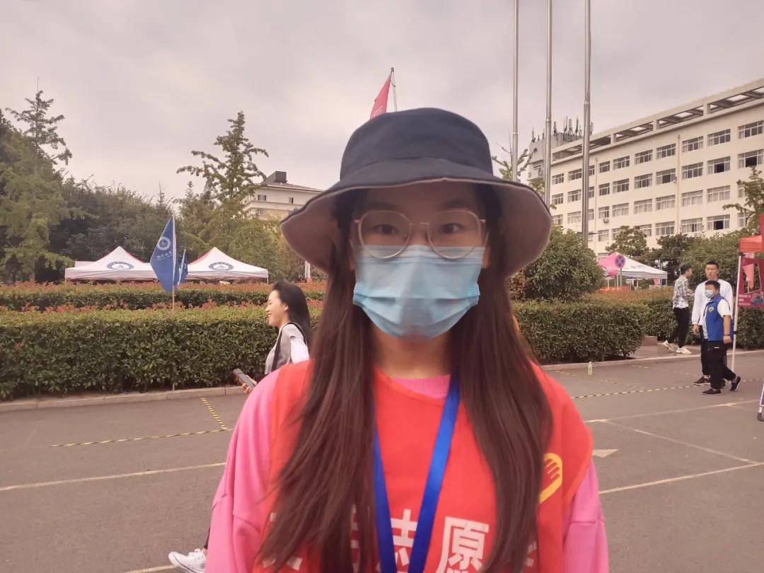 19级会计专业 侯雅馨我的工作是带新生登记完美校园信息,早上六七