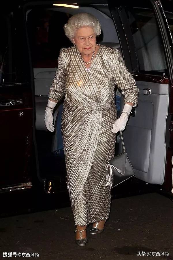 女王|94岁女王个人风格极其鲜明，不论穿什么颜色，总是搭同一款包包