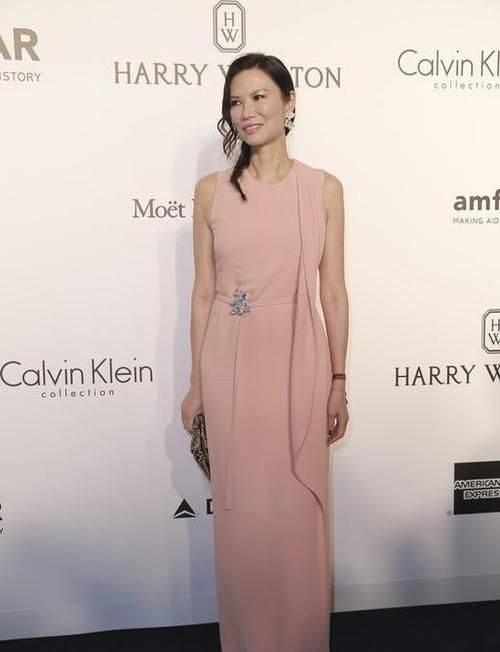 身材|51岁邓文迪虽然脸上皱纹明显，但身材却不输一线超模！