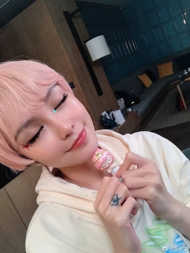 脸蛋|周扬青大秀公仔妆,粉发泪钻配透亮水嫩脸蛋,整个人美如洋娃娃