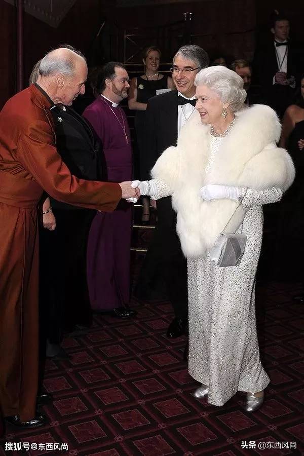 女王|94岁女王个人风格极其鲜明，不论穿什么颜色，总是搭同一款包包