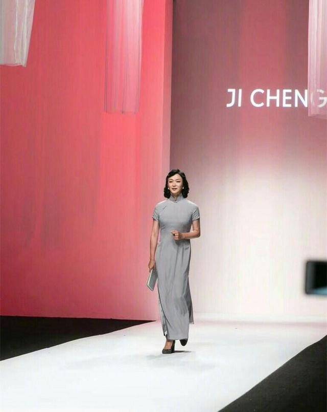 旗袍|53岁金星看秀太女人,灰裙大红唇显贵气,油光满面皱纹遮不住