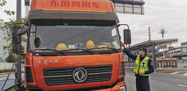 他曾4夺总冠军戒指,退役转行当交警,妻子是黄逸辉直系领导