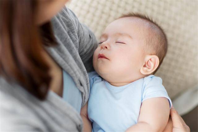 睡眠|我爸妈晚上想逗，老婆不让”：丈夫不懂带娃太可怕“孩子俩月