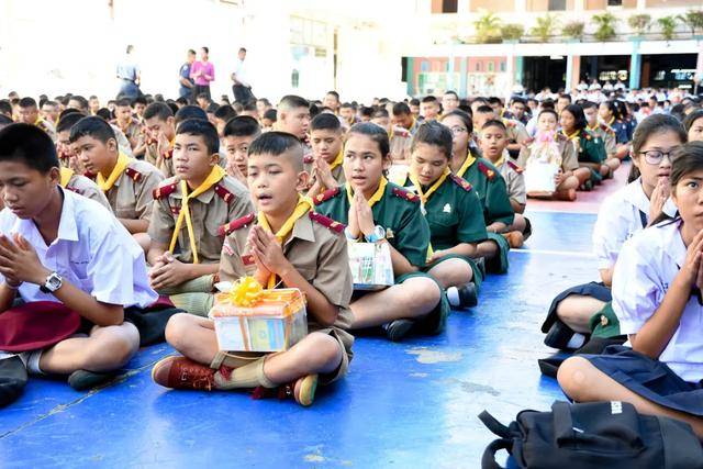 这是泰国童子军制服,男生一般是土黄色的军服套装,跟校服一样是中裤不