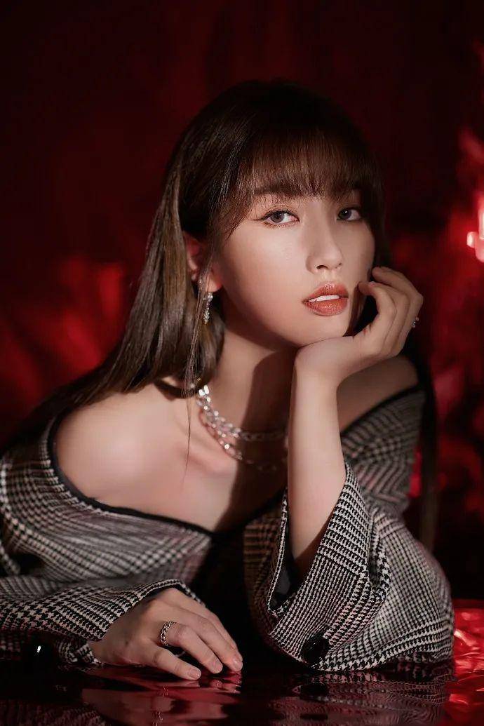 锁骨|虞书欣大秀白皙香肩迷人锁骨！魔鬼身材性感妩媚魅力足