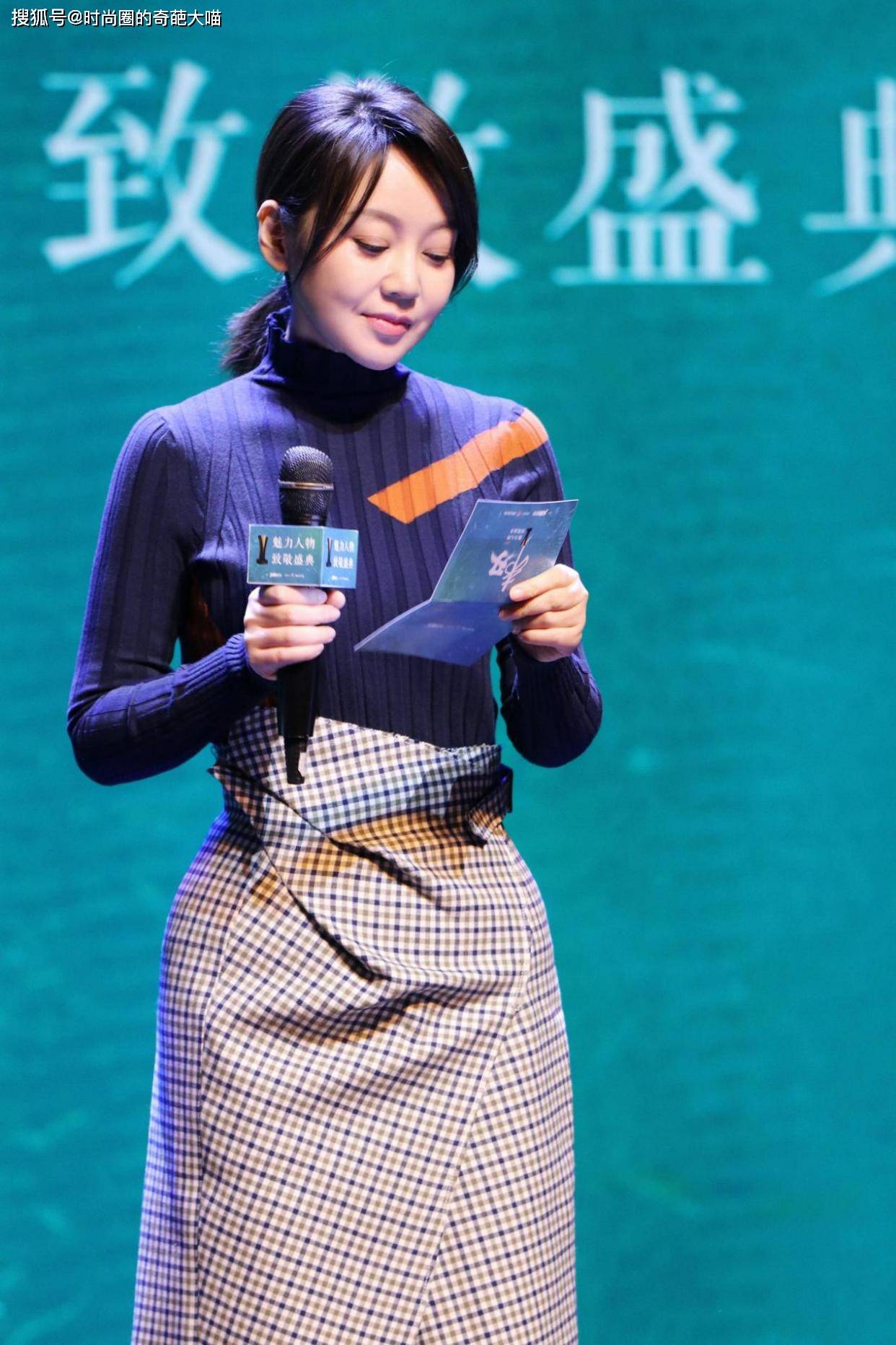 闫妮脏辫造型惊艳!风情万种身材玲珑有致,佟掌柜终于靠脸吃饭了