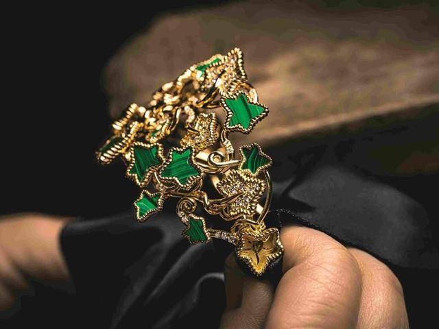 珠宝|没想到迷彩服、牛仔也能做成珠宝，丹宁布结合钻石实在太另类了