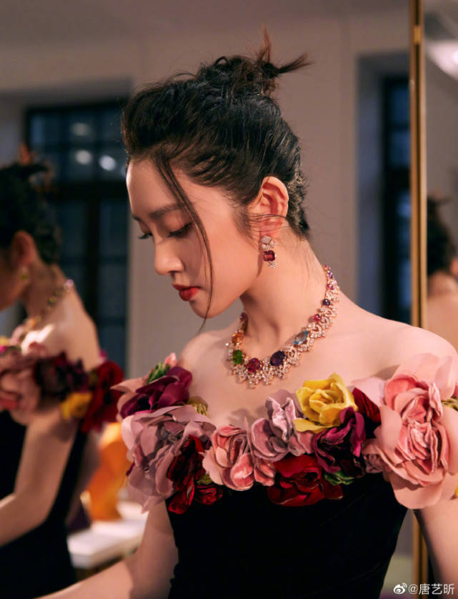 张若昀|唐艺昕产后首秀尽显女人味，窈窕身材抢镜，张若昀双重表白超甜蜜