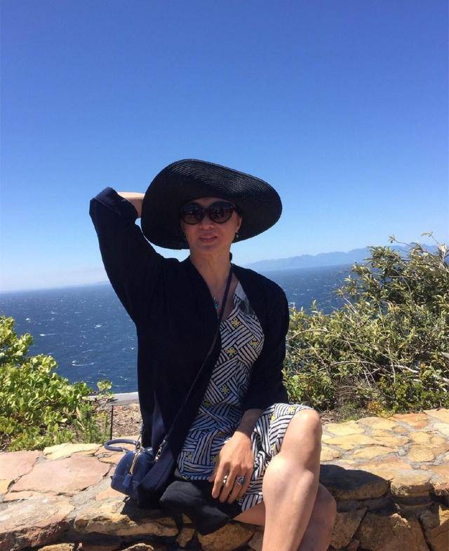 旗袍|53岁金星看秀太女人,灰裙大红唇显贵气,油光满面皱纹遮不住