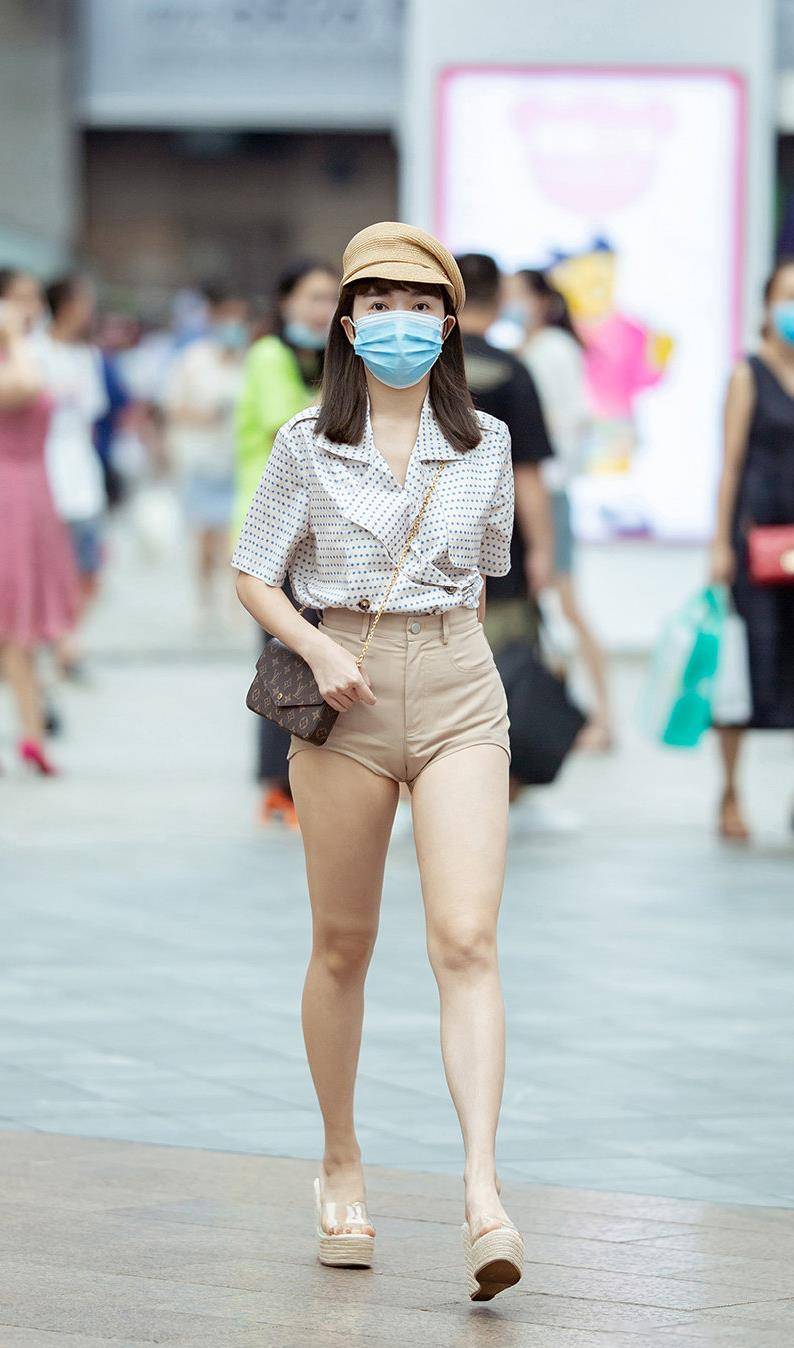 凉鞋|坡跟凉拖鞋搭配高腰短裤，不仅表现大长腿，还让整体造型提升档次